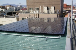 折板屋根設置太陽光システム.jpg